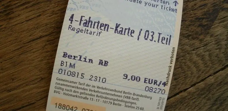 Eine Fahrkarte für die S-Bahn. Symbolbild für den Wert des Geldes.