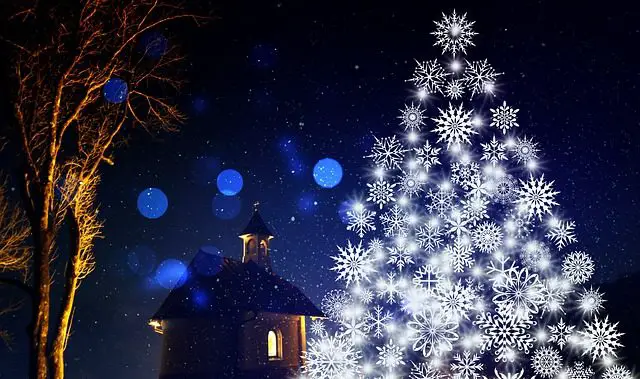 Frohe Weihnachten: Kapelle und Weihnachtsbaum