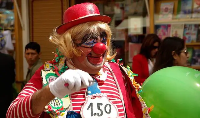 Ein Mensch, der als Clown verkleidet ist und somit ein typisches Kostüm des Karnevals verkörpert. Symbolbild für die Frage nach dem Verkleiden zu Fasching, Fastnacht und Co.
