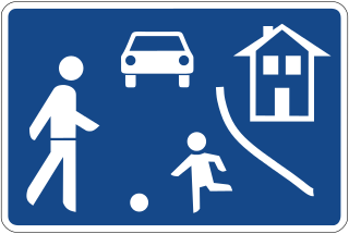 Das Straßenschild Spielstraße. Symbolbild für die Frage, ob bei der Ausfahrt aus einer Spielstraße rechts vor links gilt.