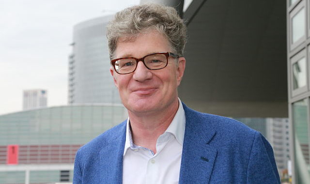 Ein Porträtfoto von Roger Willemsen.