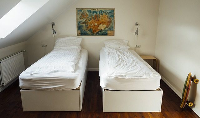 Schlafzimmer mit 2 Betten