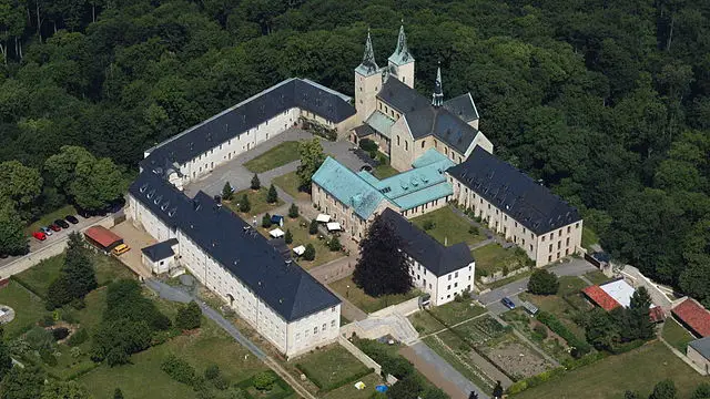 Das Benediktinerkloster Huysburg: Sehenswürdigkeit und Wahrzeichen des Huy.