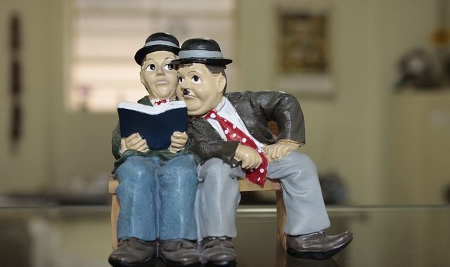 Porzellanfigur: Dick und Doof lesen ein Buch. Beispielbild für die Leseempfehlungen Nummer 2.