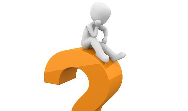Eine animierte Figur sitzt auf einem übergroßen orangenen Fragezeichen. Beispielbild für einen Kommentar zur Rechtschreibung in Online-Texten.