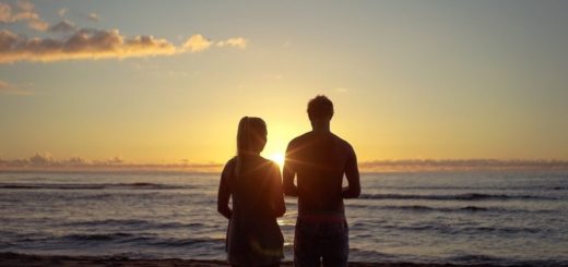 Ein Pärchen vor einem Sonnenuntergang. Symbolbild für: Kommunikation macht sexy.