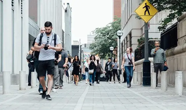 Eine belebte Fußgängerzone. Symbolbild dafür, dass Menschen oft an falschen Stellen stehen.