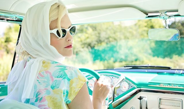Eine Frau aus den 1950ern in einem historischen Auto. Symbolbild für Nostalgie und Nostalgiker.