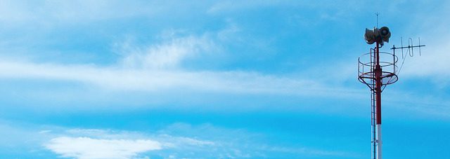 Eine Antenne vor einem blauen Himmel. Symbolbild für die Frage: Was ist DVB-T2?