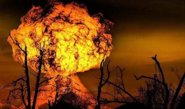 Eine Explosion. Symbolbild für die Katastrophe Runder Geburtstag.