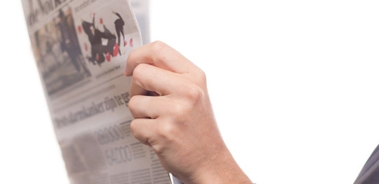 Eine Person liest Zeitung. Symbolbild für Lesetipps Juli 2016.