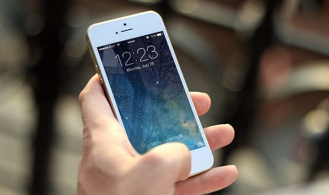 Ein Smartphone. Symbolbild für 4 Tipps für ein sicheres WhatsApp und sichere persönliche Daten.