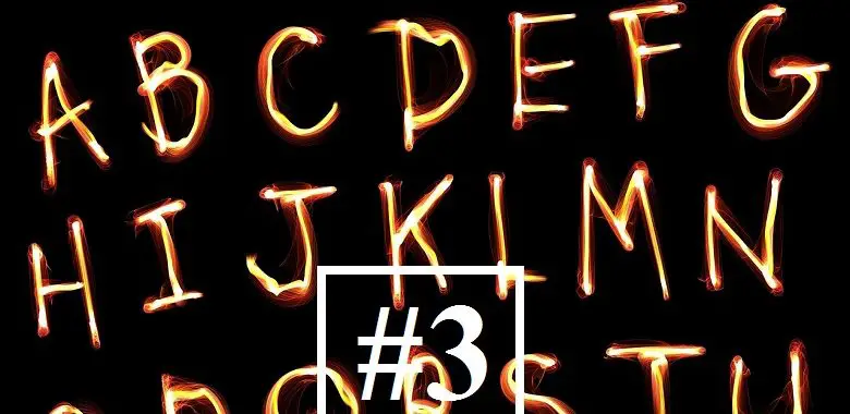 Gelbe Buchstaben vor einem schwarzen Hintergrund. Symbolbild für das Buchstaben-Experiment #3.