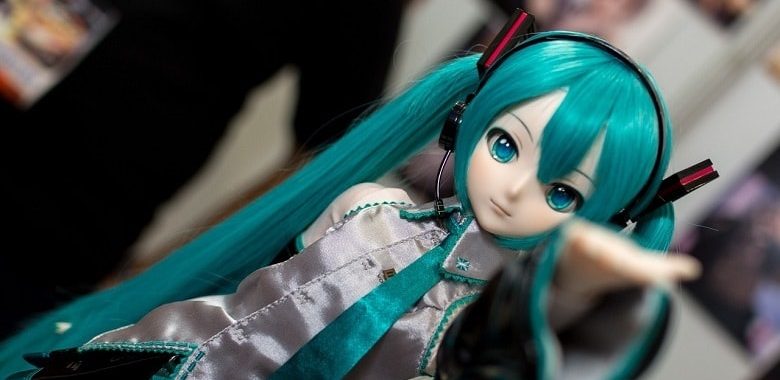 Eine Puppe der animierten Vocaloid-Figur Hatsune Miku.