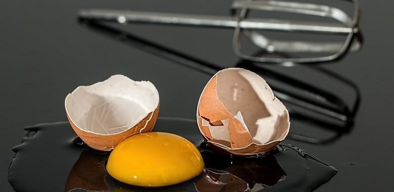 Ein kaputtes, zerbrochenes braunes Ei. Symbolbild für die Frage, ob braune oder weiße Eier schneller brechen.