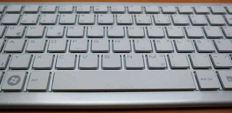 Eine graue PC-Tastatur mit Leertaste. Symbolbild für die Auflösung für den Text ohne Leerzeichen.