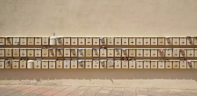 Sehr viele Briefkästen an einer Wand. Symbolbild für die 100 häufigsten Nachnamen und Familiennamen in Deutschland.