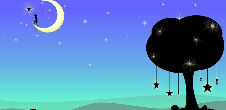 Eine blaue Traumlandschaft mit Mond, Bäumen und Bergen und einer Person, die auf dem Mond läuft. Symbolbild für die Frage, warum wir unsere Träume so schnell vergessen.
