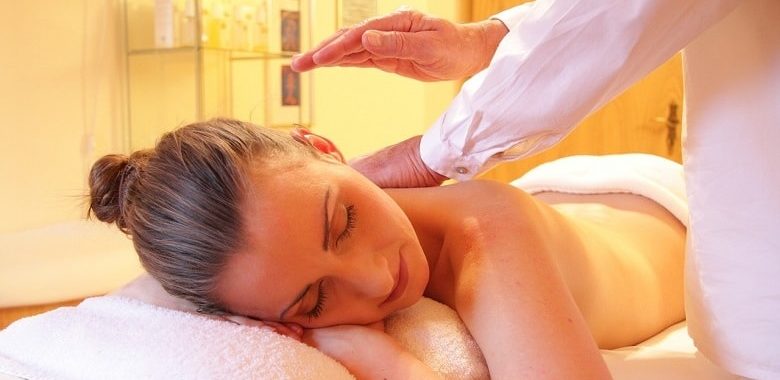 Eine Frau liegt auf einer Liege und wird massiert. Symbolbild für die Frage, was Osteopathie ist und für die wichtigsten Informationen über diese Form der Alternativmedizin.