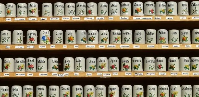 Viele Krüge in einem Regal, auf denen weibliche Vornamen stehen. Symbolbild für die 100 häufigsten weiblichen Vornamen in Deutschland.