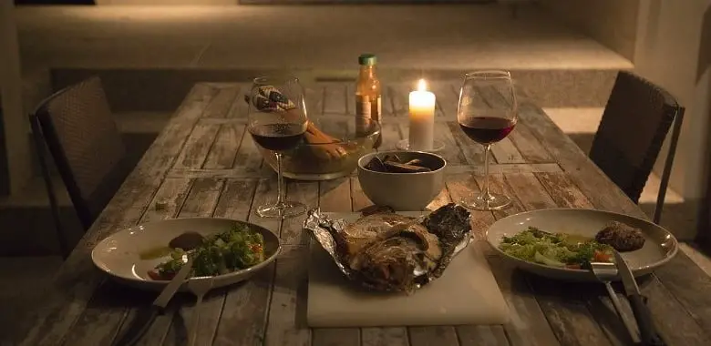 Ein Symbolbild für "Liebe geht durch den Magen", das Sprichwort und die Redensart: Ein gedeckter Tisch mit Kerze, also ein Candle Light Dinner.