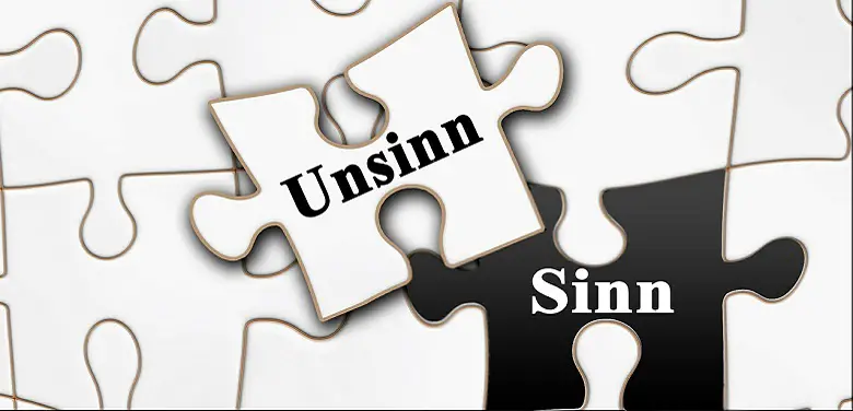 Ein Puzzle und zwei Puzzleteile. Auf dem einen Puzzleteil steht "Unsinn", auf dem anderen "Sinn". Symbolbild für einen Text ohne Sinn.