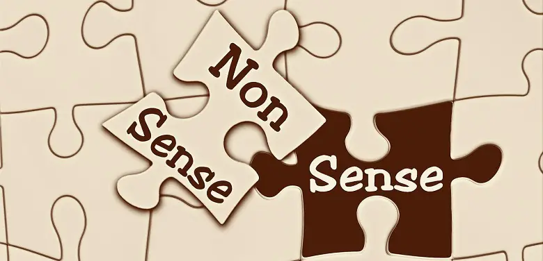 Ein Puzzle und zwei Puzzleteile. Auf dem einen Puzzleteil steht "Nonsense", auf dem anderen "Sense". Symbolbild für den Text ohne Sinn, zu dem hier die Auflösung ist.