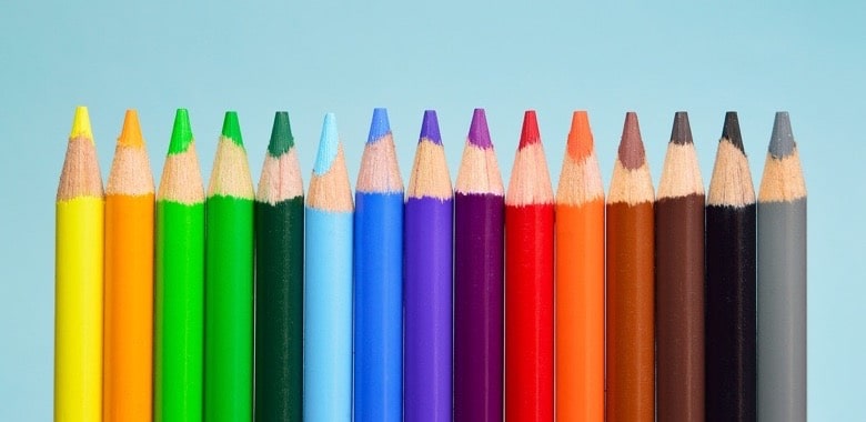 Buntstifte verschiedener Farben liegen nebeneinander. Symbolbild für "Diese Farbe merken wir uns am besten!"