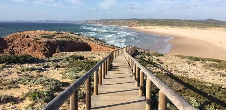 Ein Wanderweg in einer schönen Landschaft am Meer. Symbolbild für den Beitrag zur Blogparade "Beliebte Outdoor-Sportarten" - Wandern.
