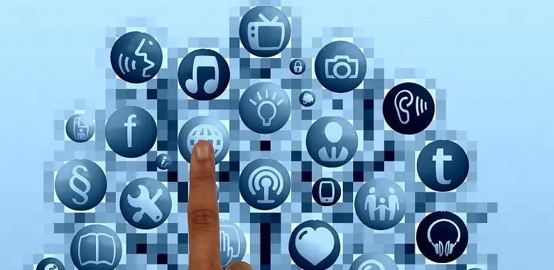 Ein Finger tippt auf ein Social Media Icon in einer Wolke voll aus Social Media Icons. Symbolbild für den Beitrag zur Blogparade "Gute Social Media Beratung".