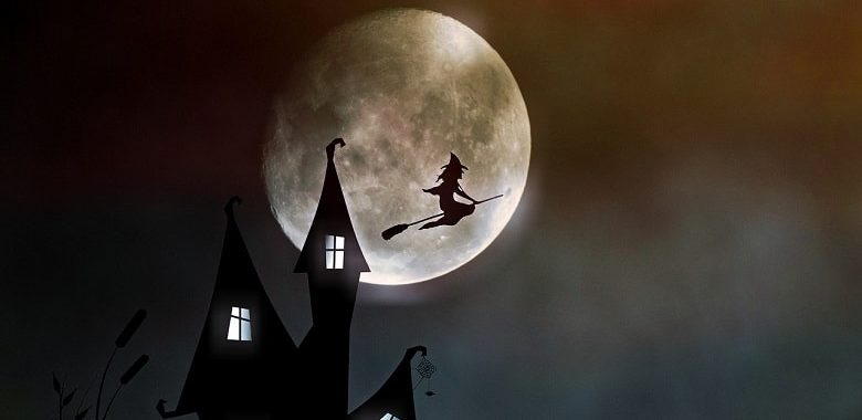 Silhouette einer Hexe, die über ein Schloss und vor dem Mond fliegt. Symbolbild für den Beitrag Themenmonat "Blogparaden": Was fällt dir ein zum Thema "Märchen?"