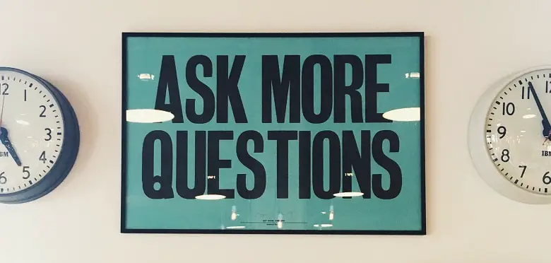 Ein Schild mit der Aufschrift "Ask more Questions". Symbolbild für die Blogparade über "Krasse Alltagsfragen".