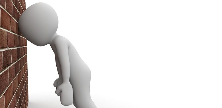 Eine animierte weiße, blasse Figur lehnt entkräftet und krank an einer Wand. Symbolbild für die Frage, warum wir blass werden, wenn es uns schlecht geht.