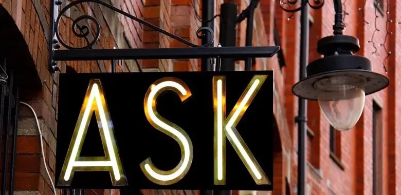 Schild mit der Aufschrift "Ask". Symbolbild für die Blogparade "Krasse Alltagsfragen".
