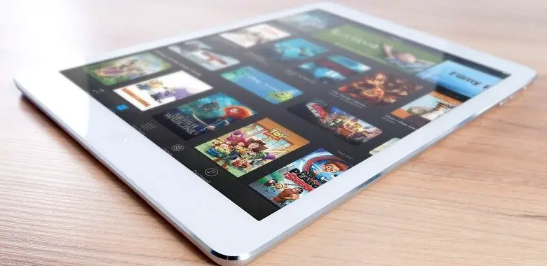 Ein iPad liegt auf einem Tisch. Symbolbild für den Text "Was ist eine iPad-Klasse?" von Gruppe 2.
