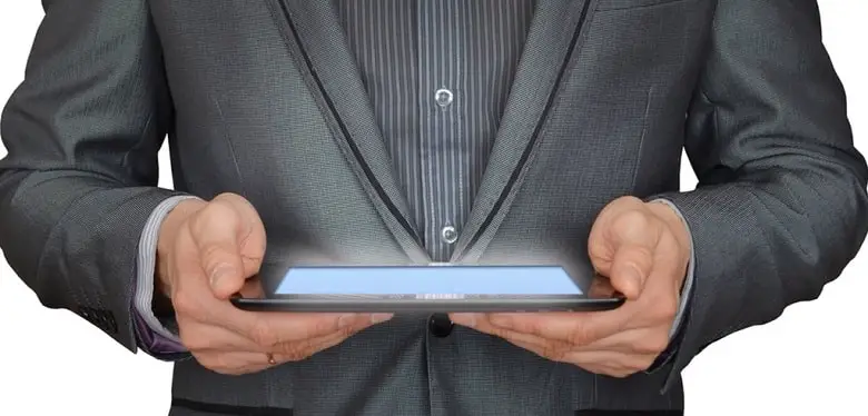 Ein Mensch hält ein Tablet. Symbolbild für den Text "Was ist eine iPad-Klasse?" von Gruppe 3.