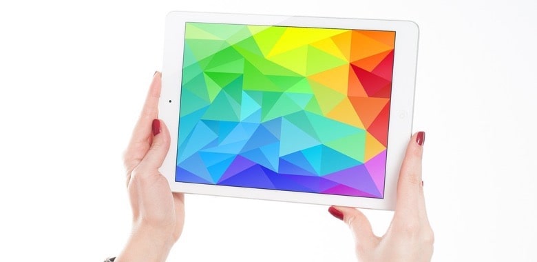 Eine Person hält ein Ipad in den Händen, der Hintergrund ist weiß. Symbolbild für "iPad-Klasse-Gruppe 6"