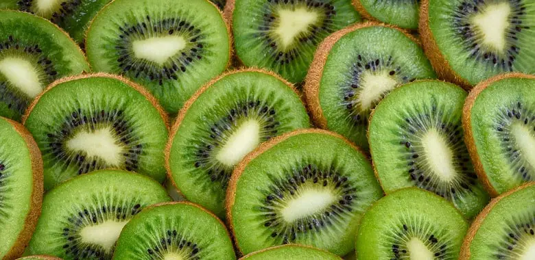 Viele aufgeschnittene Kiwis. Symbolbild für die 10 spannendsten Fakten über die Kwi.
