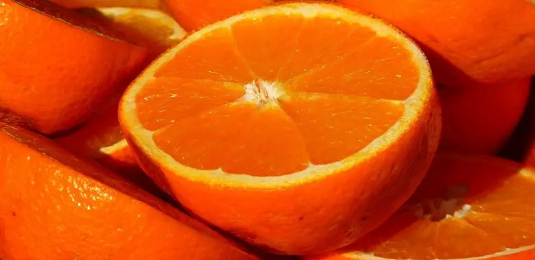 Eine aufgeschnittene Orange. Symbolbild für die 10 interessantesten Fakten über Orangen.