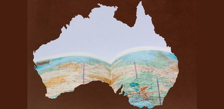 Ein Scherenschnitt einer Australienkarte. Symbolbild für die Erklärung woher der Name Australien für den Kontinent kommt.
