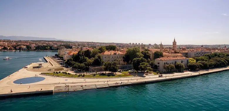 Die Strandpromenade in Zadar mit der Meeresorgel, dem interessanten Musikinstrument.