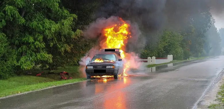 Ein brennendes Auto. Symbolbild für die Erklärung von Teilkasko- und Vollkaskoversicherung.