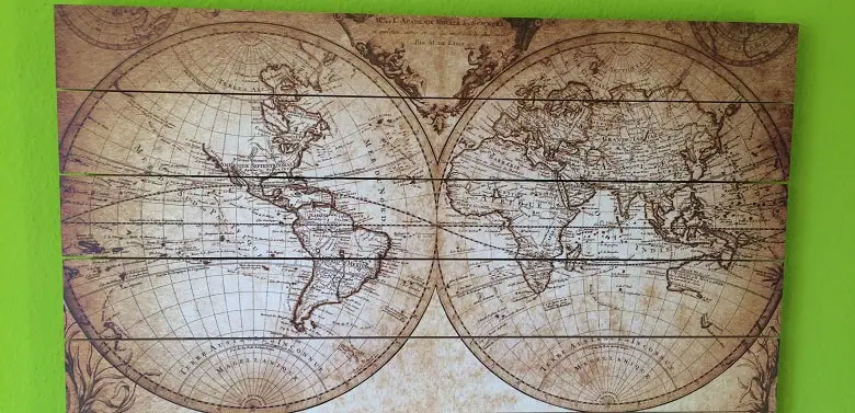 Eine historische Weltkarte auf Holzplanken. Ausschnitt aus der Gesamtaufnahme.