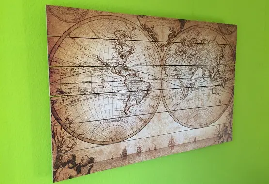 Eine historische Weltkarte auf Holzplanken. Ausschnitt aus der Gesamtaufnahme.