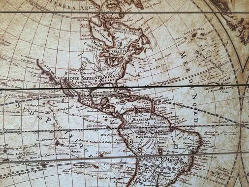 Nahaufnahme einer historischen Weltkarte auf Holzplanken.
