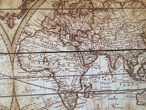 Nahaufnahme einer historischen Weltkarte auf Holzplanken.
