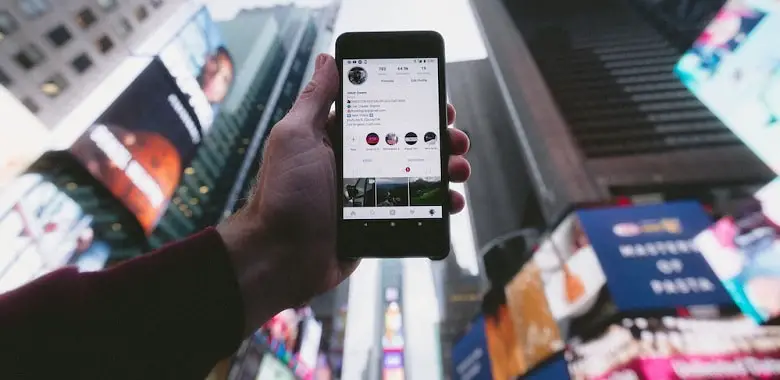 Ein Mensch hält ein Smartphone. Symbolbild für 9 Tipps für mehr Follower bei Instagram.