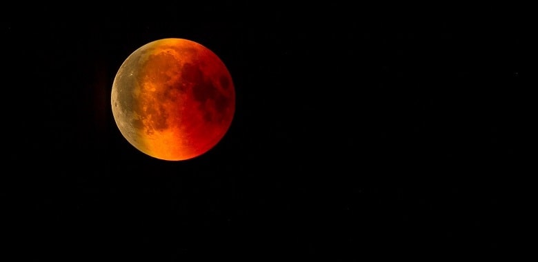 Ein roter Mond am Himmel. Symbolbild für die Erklärung, was ein Blutmond ist.