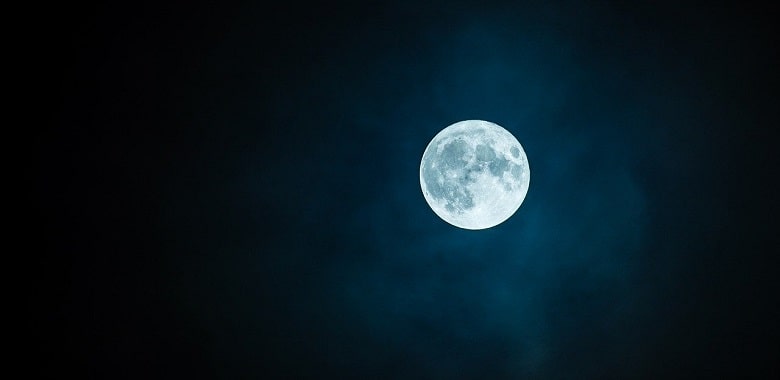 Ein heller Mond am Himmel. Symbolbild für die Erklärung, was ein Vollmond ist.