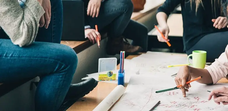 Schülerinnen arbeiten an einem Projekt. Symbolbild für das "Lernen zuhause".